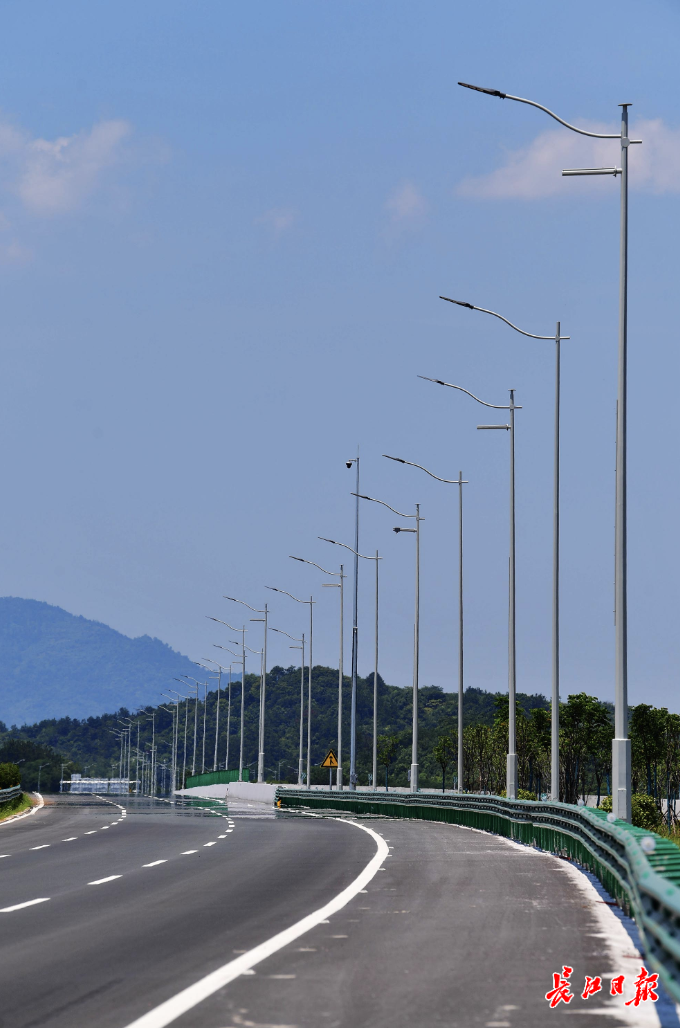 5G北斗領(lǐng)航，高清傳感舞動(dòng)——智慧高速公路燈桿的技術(shù)引擎