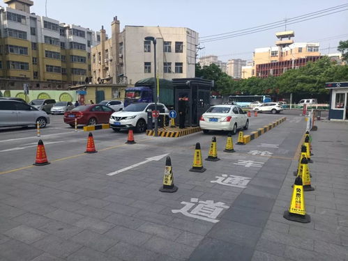 濰坊商品城和平路入口煥新亮相，停車(chē)更便捷，燈桿創(chuàng)新升級(jí)